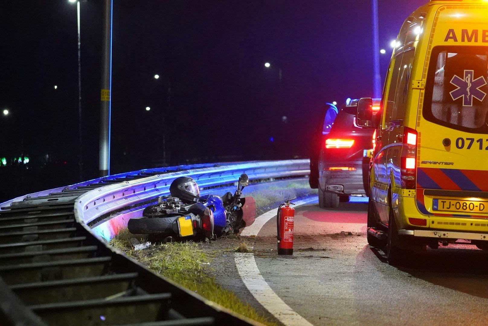 Motorrijder Belandt In Vangrail En Raakt Ernstig Gewond